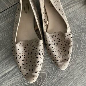 Tan floral cut out flats 🥿